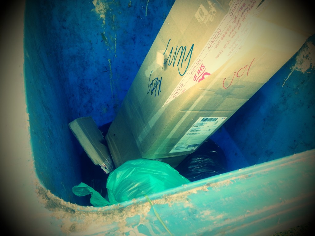 tong sampah BIRU untuk plastik